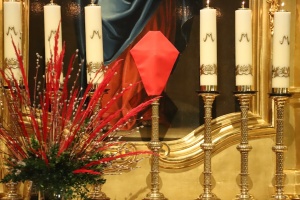 palmy i zasłonięty krzyż